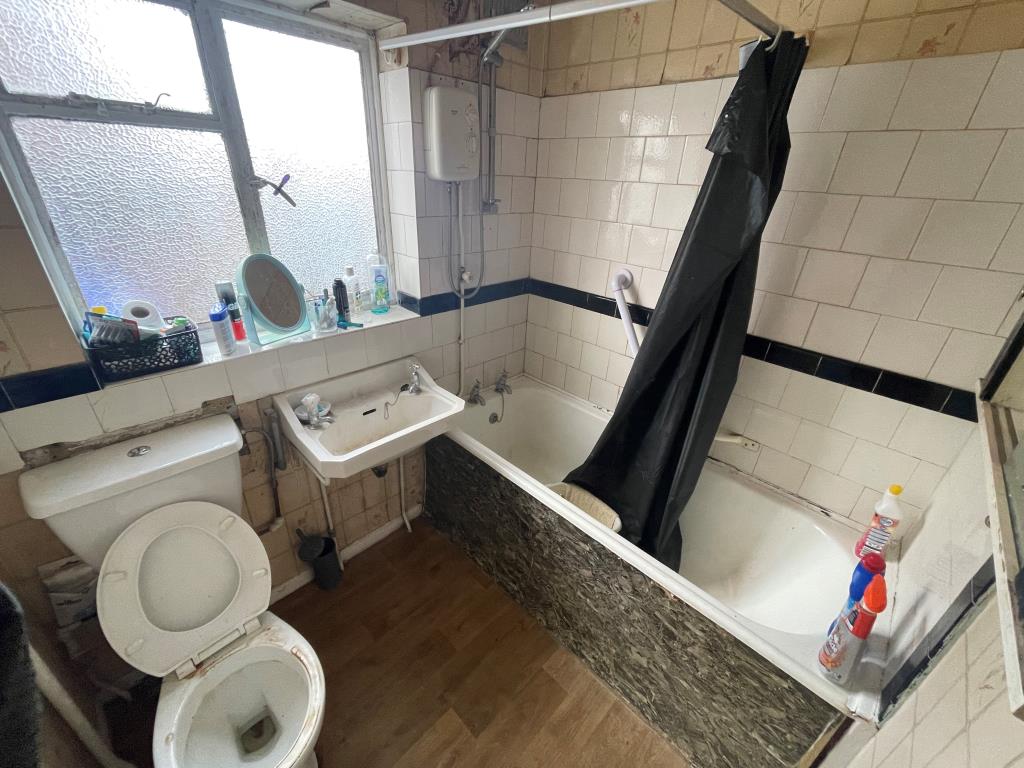 Lot: 6 - THREE-BEDROOM SEMI FOR REFURBISHMENT - Bathroom with W.C.